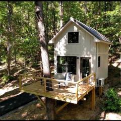 2 Maple Luxury Treehouse near Lake Guntersville