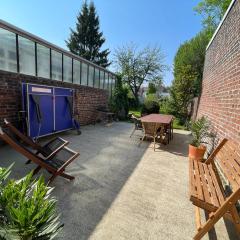 La chambre jaune maison avec grande terrasse et garage privé