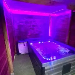 Beau Loft room proche mont saint Michel jaccuzi illimité en plein centre Avranches