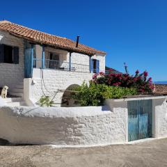 Lovely traditionnal house with sea view