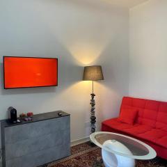 Mini Red Hub - Design Apartment