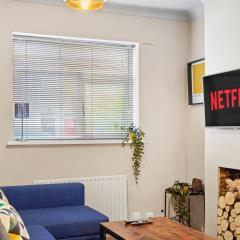 Crossrail Cottage - Large 2 Bedrooms - Sleeps 7 - Perfect for groups - Private garden - WIFI - Close to Elizabeth Line for easy access to Heathrow and Central London