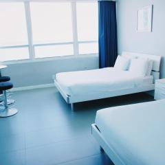 Castle 835 Oceanview studio on beach with pool, gym, bars, and FREE Parking