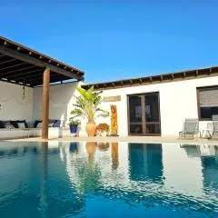 Villa Nazoly, Oasis de Tranquilidad con Piscina Privada en el Corazón de Lanzarote