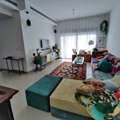 דירת גן צבעונית בכרם האמנים בעכו