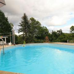 Quiet cottage in Limoges with swimming pool