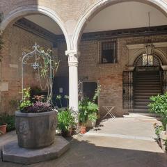Al Mezzanino, Palazzo Torniello