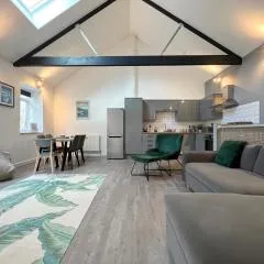 Modern~ Reverse Level~2 bed~Townhouse~Central~Penzance