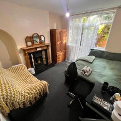 Nice Bedroom with Private Garden Woodleigh Avenue