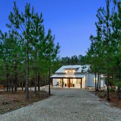 Bella Luna Cabin - Cozy Farmhouse Cabin, Private Deck, Swing Set, Fire Pit, Hot Tub