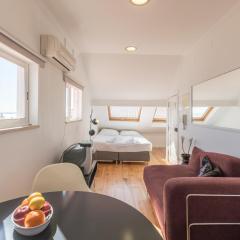 Bright Studio Apartment in Alfama, Lisbon, Historic Heart & Great Views - TTL99