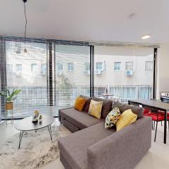 Cozy Allenby Apartment for 4 by HolyGuest