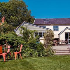 Cosy Cottage with Log Burner, Large Garden, Dog Friendly!