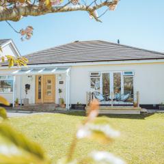 Luxury 4 Bed, 3 Bathroom, Pet Friendly Villa, Sleeps 8, with Hot Tub in Trearddur Bay