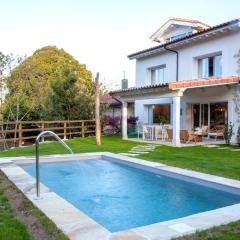 Casa nueva piscina climatizada cerca de Comillas