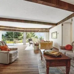 Viewcrest Retro Country Home