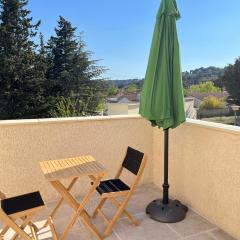 Studio terrasse avec une vue dégagée 3km Avignon