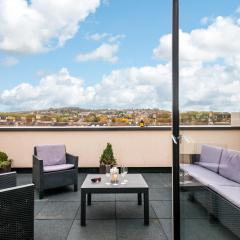 Solar Sanctuary- Skyline Balcony, City Centre, Three Floors, King Beds, Netflix and more!