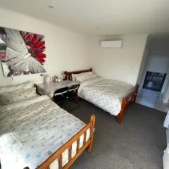 Sunny self checkin studio with private entry& ensuite&heat pump