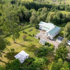 Big house with jacuzzi by the forrest