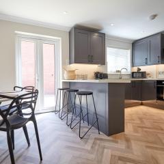 Freshly Refurbished Open-plan Dining & Kitchen