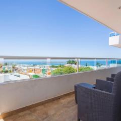 Oceanview Living Space & Balcony with FiberOptic WiFi!
