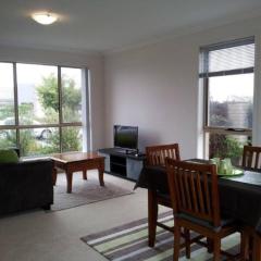 Entire 2BR sunny house @Franklin, Canberra