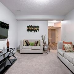 Comfortable & Spacious Basement Suite With WorkStation In Panorama