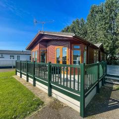 Modern 4 Berth Lodge With Decking At Manor Park In Hunstanton Ref 23024w