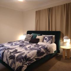 King Bed, 350m to Hospital @Woden