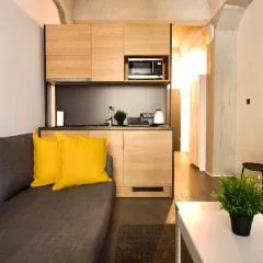 Studio Apartment by Hi5- Rottenbiller Apartment