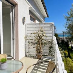 Strand Studio mit Meerblick & Balkon