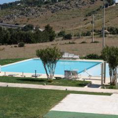 Casa Mirea di Teti con piscina a Macari