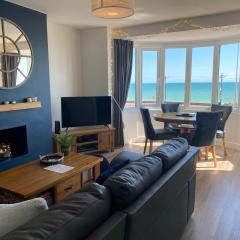 WORTHING BEACH 180 - 2 bed seafront apartment with private parking