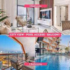 Apartment with City Skyline View Pool & Gym Access