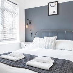 City Centre 3 Bed 8 Guest Parking Near Mayflower