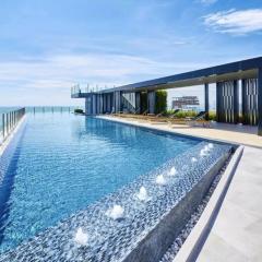 the base 网红公寓 市中心核心区顶层无边泳池俯瞰整个芭堤雅海湾