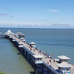 BODLONDEB CASTLE BED & BREAKFAST { CENTRAL LLANDUDNO}