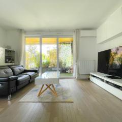 Splendid modern Duplex with 4 bedrooms, very close to Paris, metro "RER A" at 250m, Fast wifi, parking