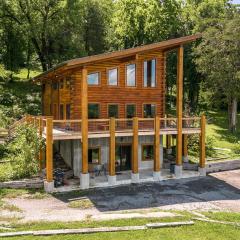 Panoramic Paradise 3BR Cabin with Idyllic Views