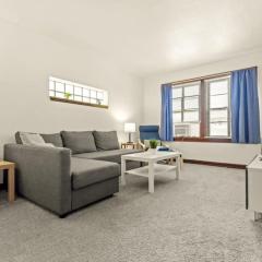 Cozy 1-bedroom apartment with free parking