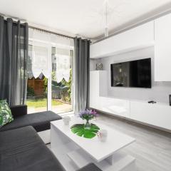 Nowy Apartament Konduktorska z Parkingiem i Ogródkiem - w spokojnej dzielnicy by Renters