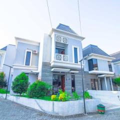 Harsari Syariah with Karaoke and Balcony