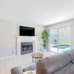 Pristine Palms House in Palm Coast with enclosed pool & full kitchen