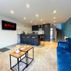 Modern 3 Bedroom House, Sleeps 6 - Free Parking & Garden - Opposite Racecourse, Near City Centre & Hospital