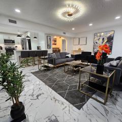 Duplex walk To Lake Eola Orlando Sleeps 8 - Monthly Stays