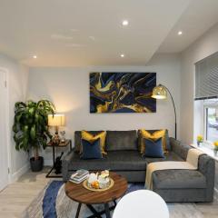 Aisiki Apartments at Stanhope Road, North Finchley, a 3 Bedroom and 2 Bathroom Pet-Friendly Duplex Flat, King or Twin beds with FREE WIFI