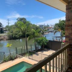 Waterfront Luxury 4 bed Home walking to Broadwater