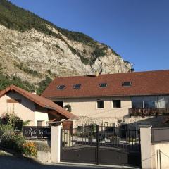 Le Rocher des Ducs, vue sur montagne avec parking voiture et motos