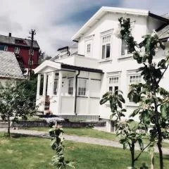 Bo i historisk bygning, kort vei til sentrum